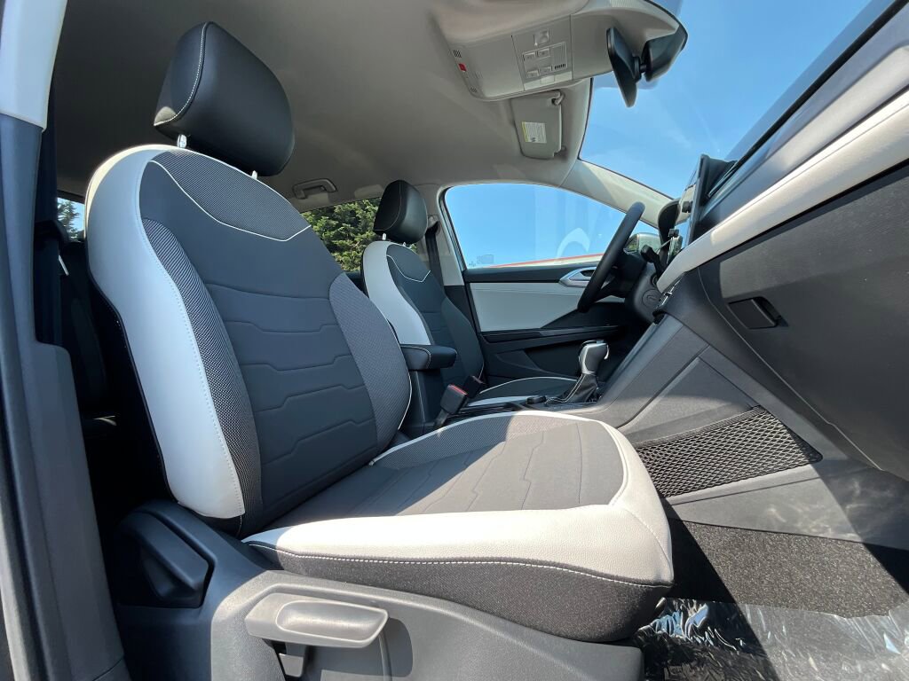 New 2025 Volkswagen Taos SE image 11