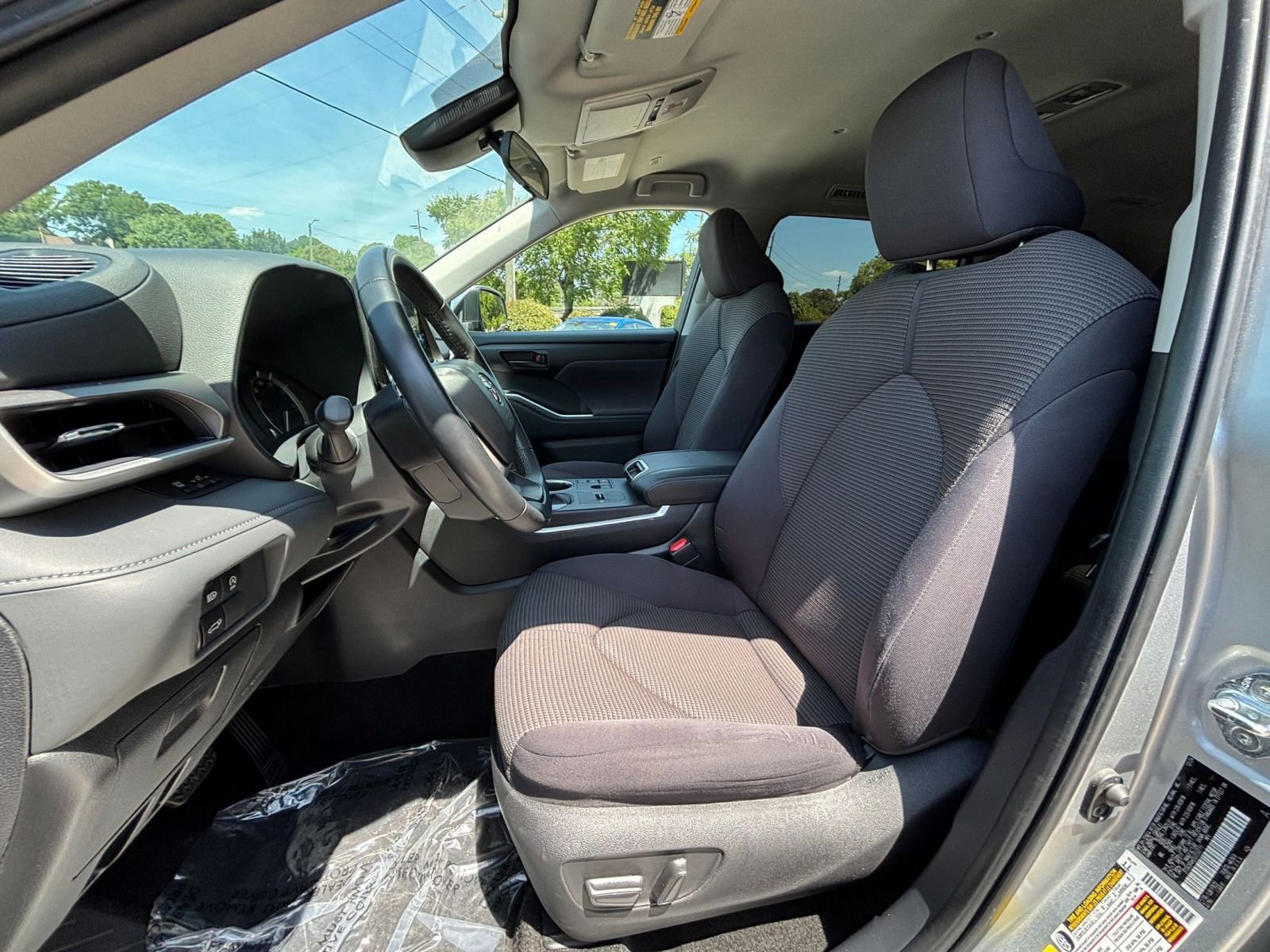 Used 2025 Toyota Highlander LE FWD image 34