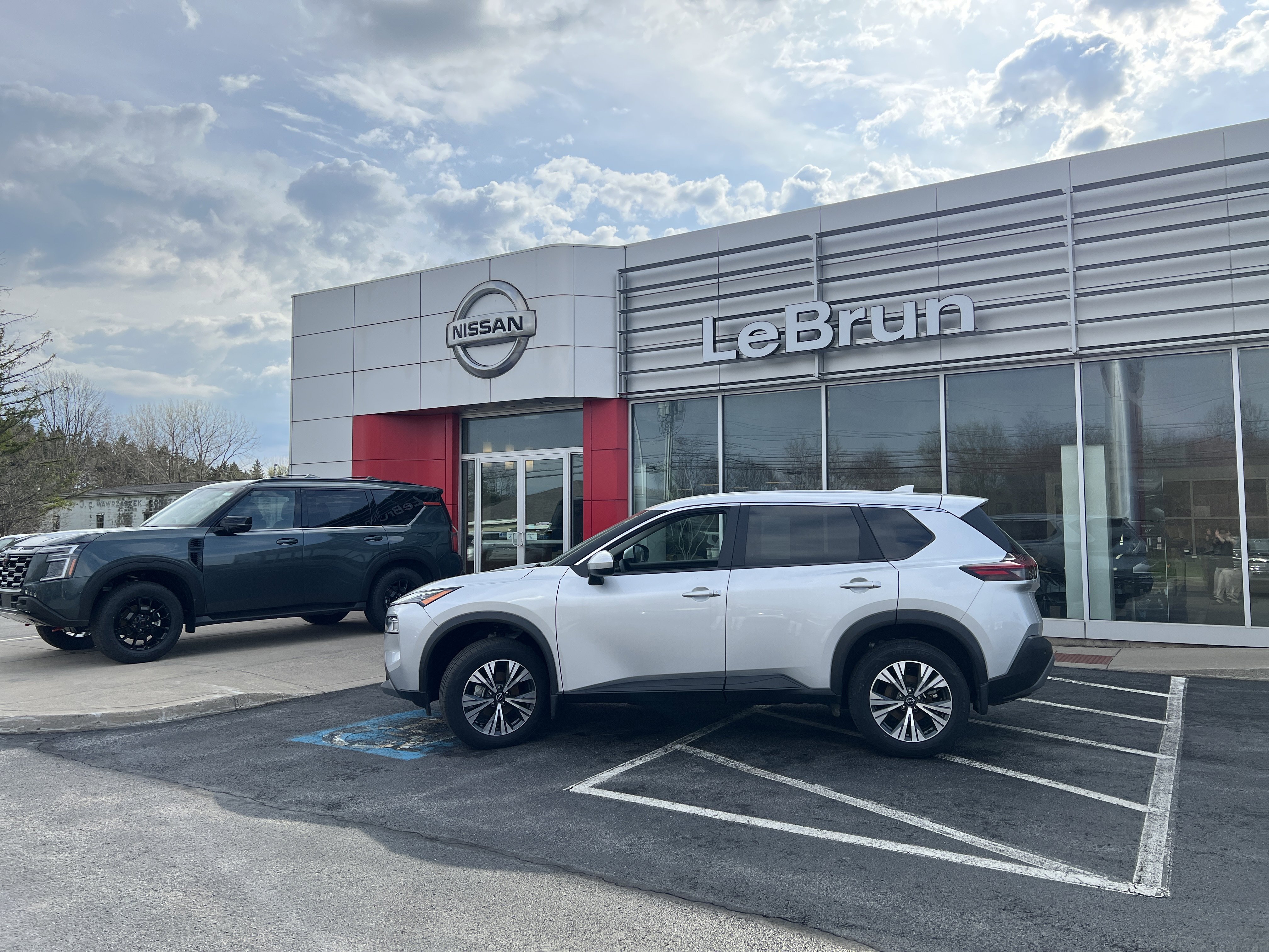 Used 2023 Nissan Rogue SV AWD/4WD image 2