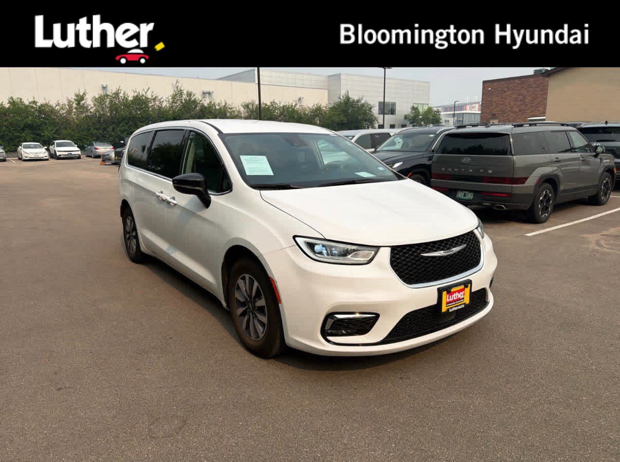 Used 2024 Chrysler Pacifica Limited FWD image 1