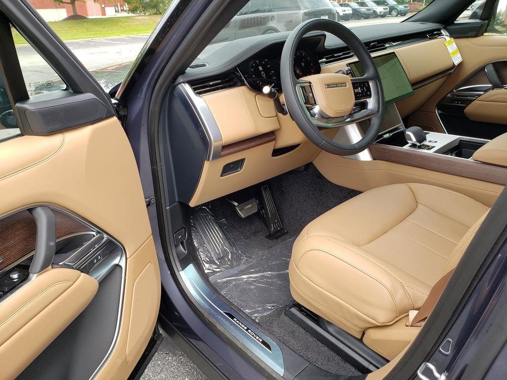 New 2025 Land Rover Range Rover Long Wheelbase SE image 9