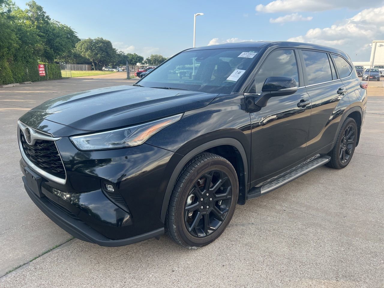 Used 2024 Toyota Highlander LE AWD/4WD image 1