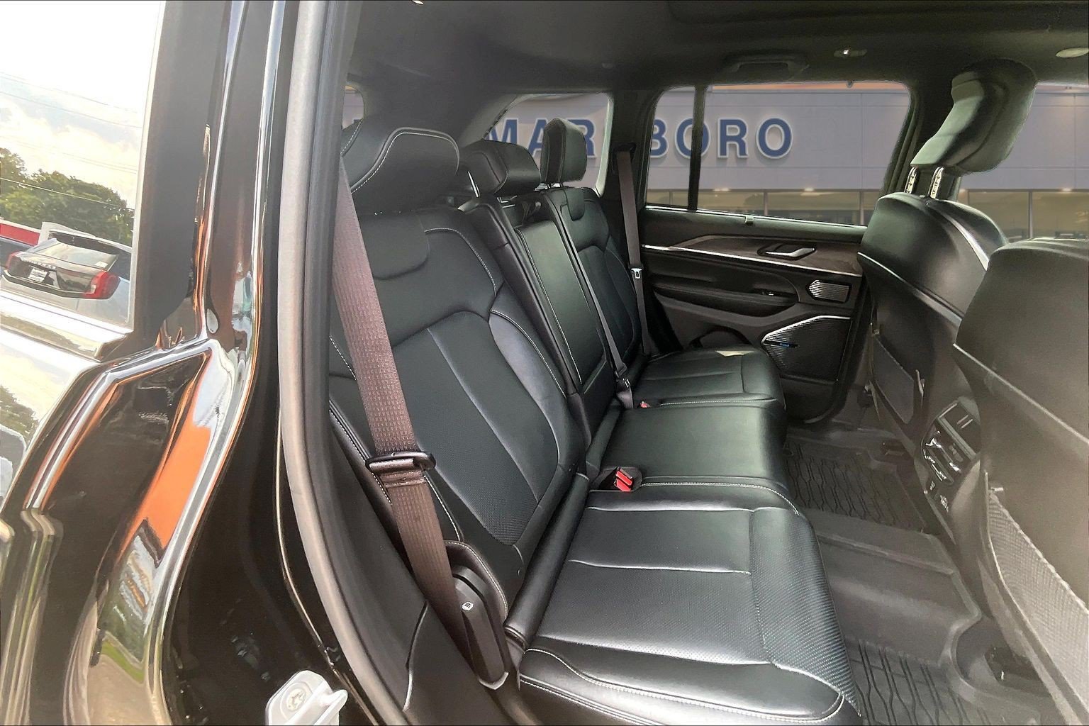 Used 2025 Jeep Grand Cherokee Overland w/ Advanced Protech Group III AWD/4WD image 27