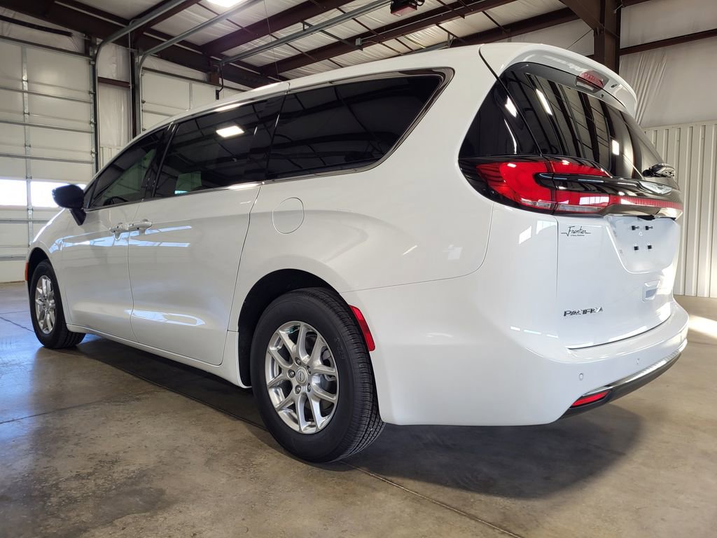 New 2026 Chrysler Pacifica Select image 3