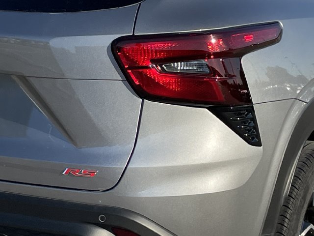 Used 2024 Chevrolet Trax RS w/ Sunroof Package FWD image 6