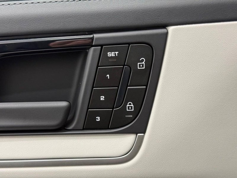 Certified 2025 Porsche Cayenne Turbo AWD/4WD image 18