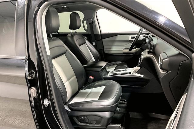 Used 2022 Ford Explorer XLT w/ XLT Sport Appearance Package image 31
