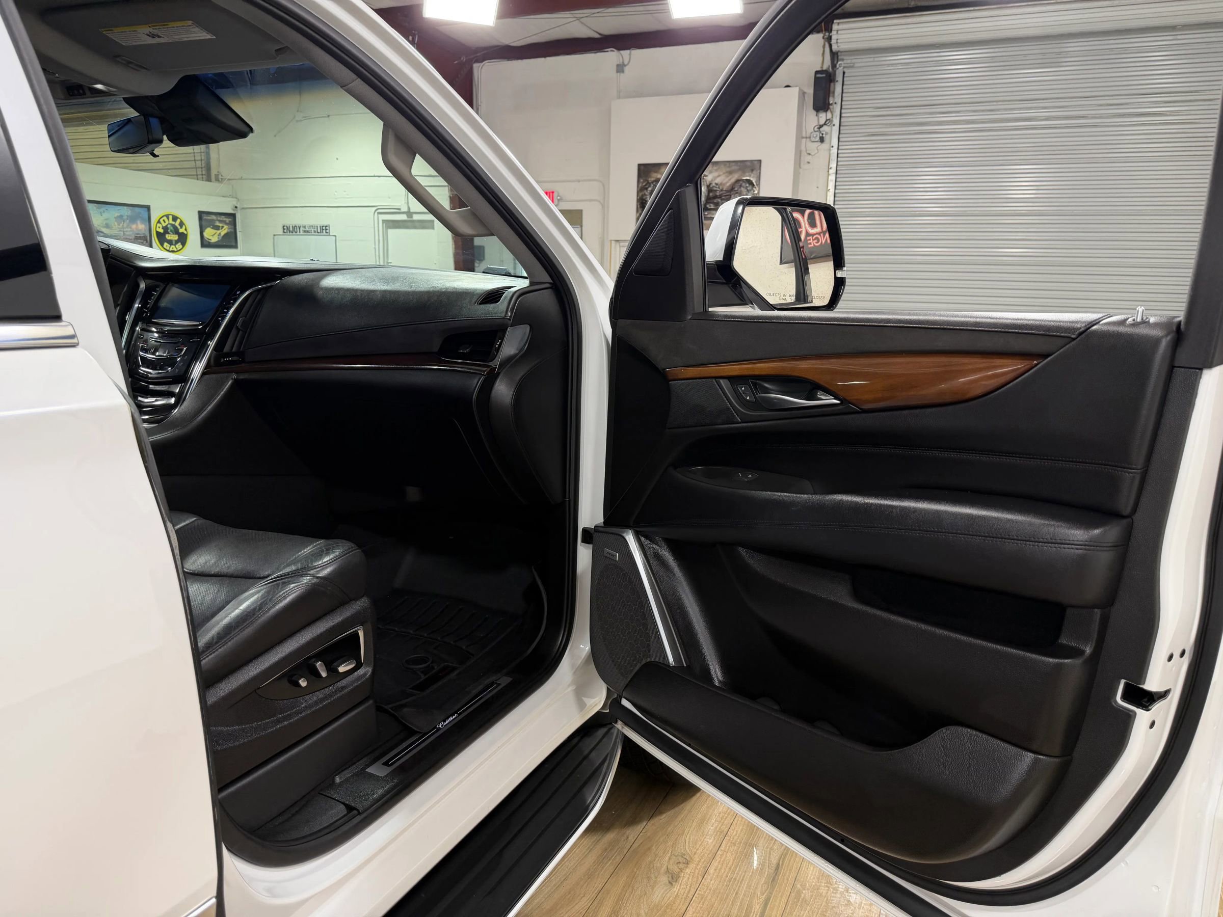 Used 2017 Cadillac Escalade Luxury Sport Utility 4D RWD image 19