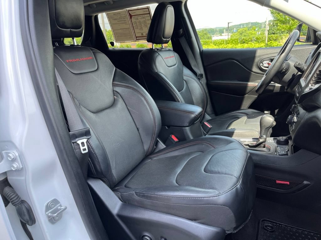 Used 2019 Jeep Cherokee Trailhawk AWD/4WD image 28
