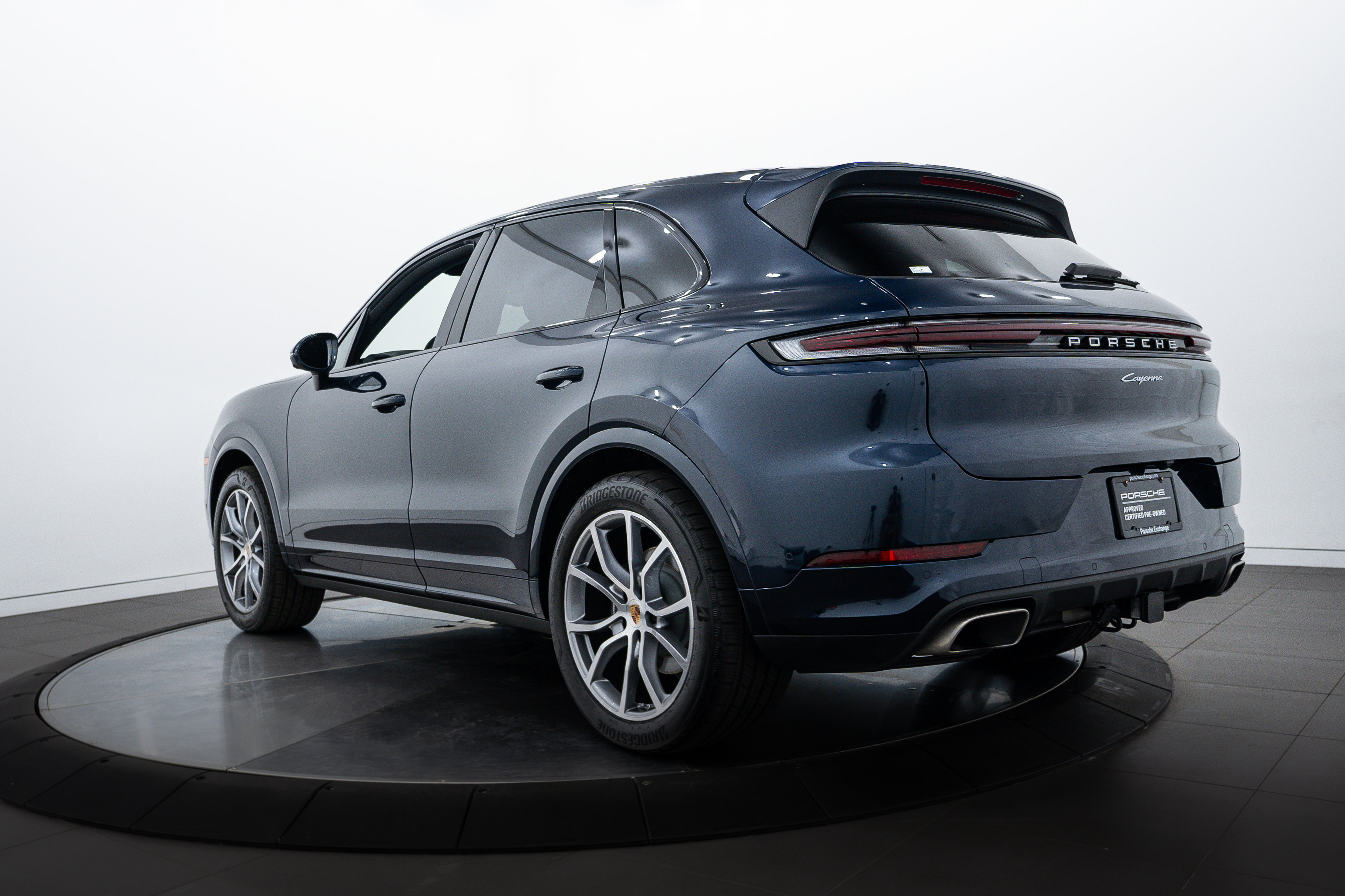 Certified 2025 Porsche Cayenne image 3