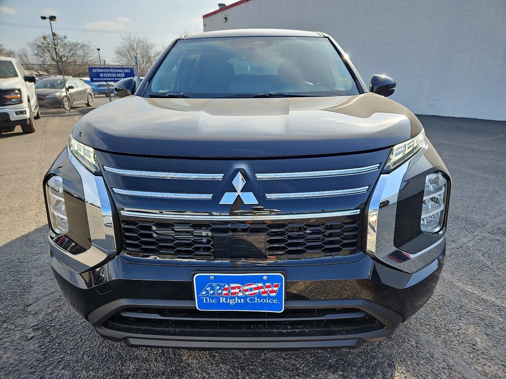 New 2026 Mitsubishi Outlander ES image 3