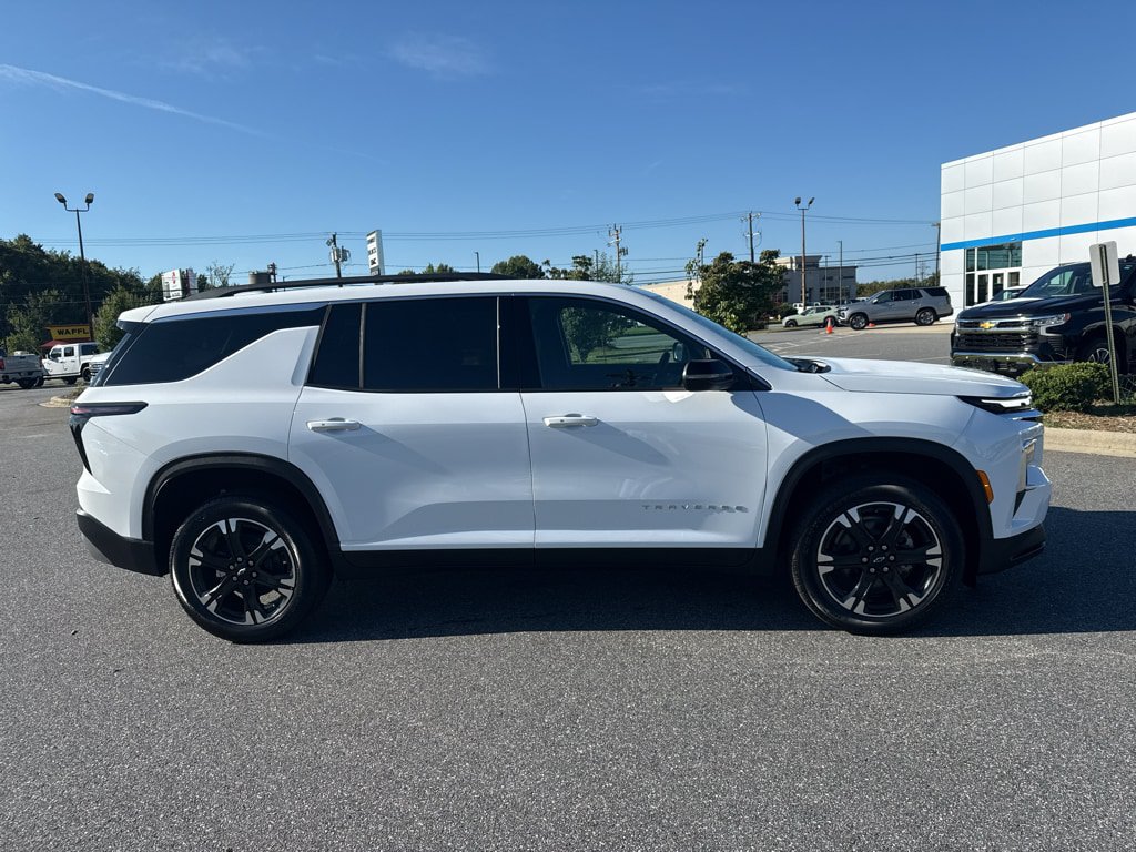 New 2027 Chevrolet Traverse LT w/ Sun and Wheel Package FWD image 6