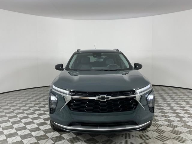 Used 2025 Chevrolet Trax LT FWD image 2