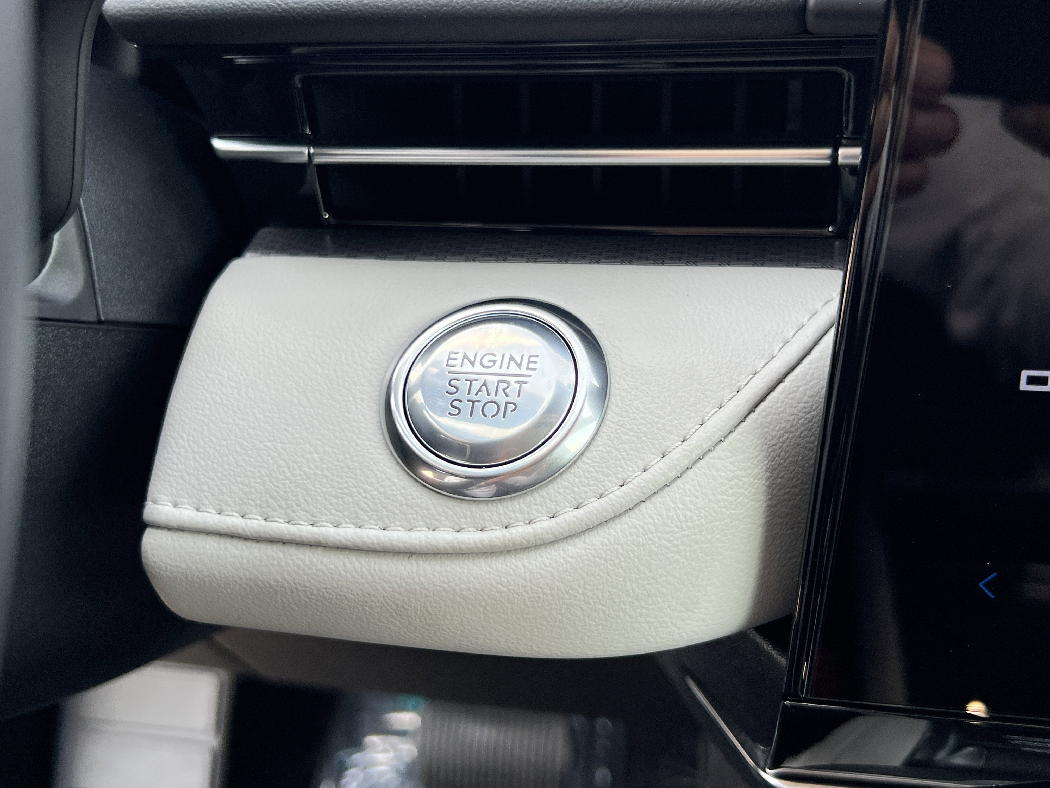 New 2025 Lincoln Nautilus Premier w/ Equipment Group 102A image 24