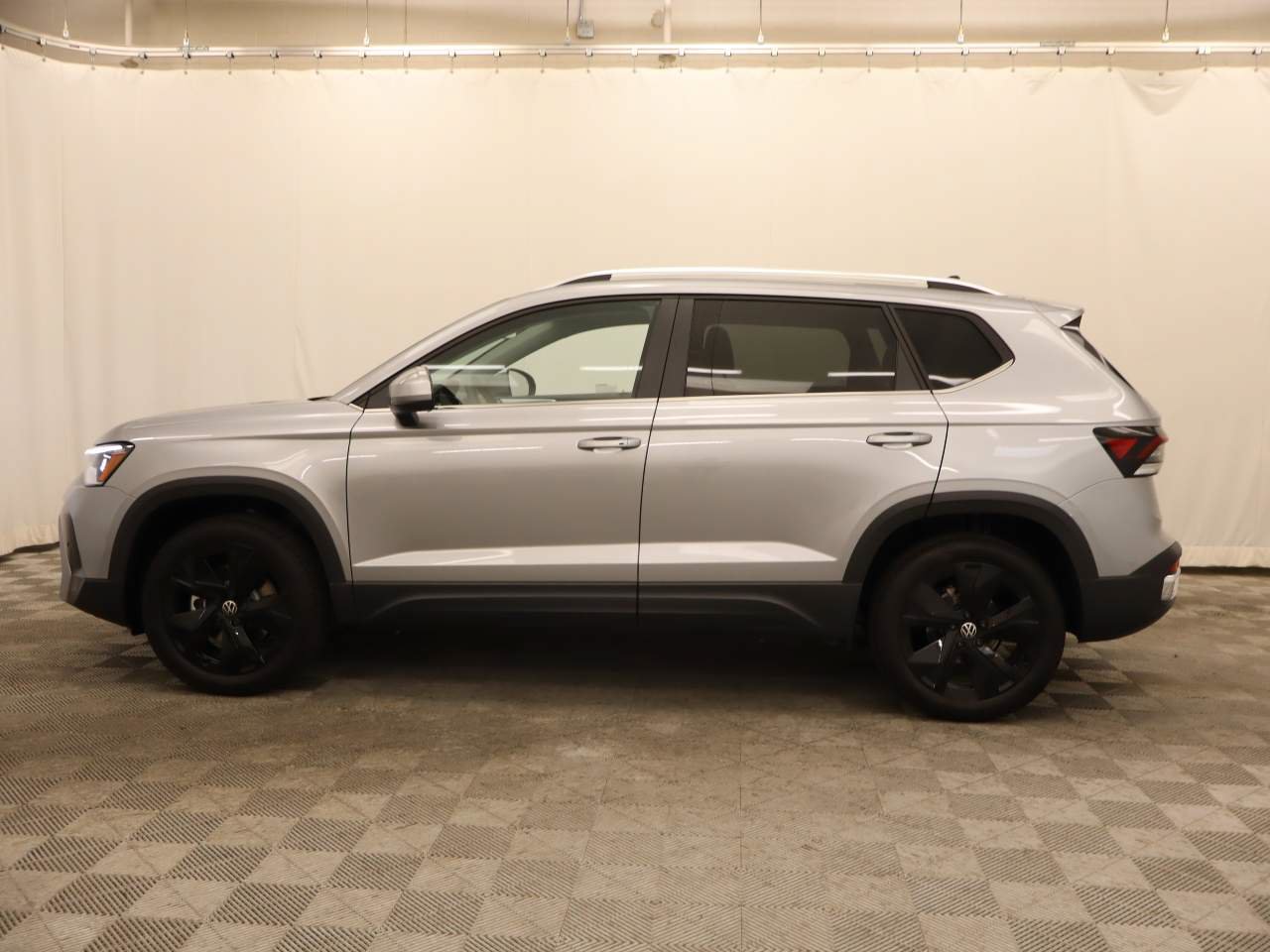 New 2026 Volkswagen Taos SE FWD image 2