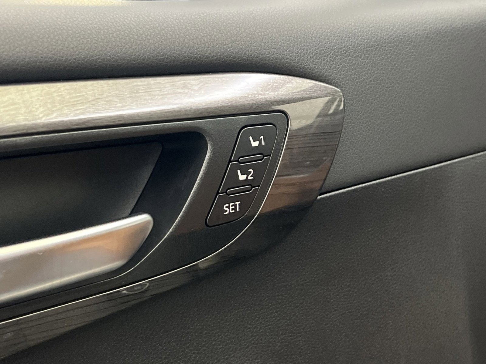 Used 2025 Toyota Highlander Platinum AWD/4WD image 39