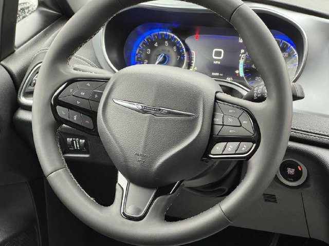 Used 2025 Chrysler Pacifica Limited FWD image 15