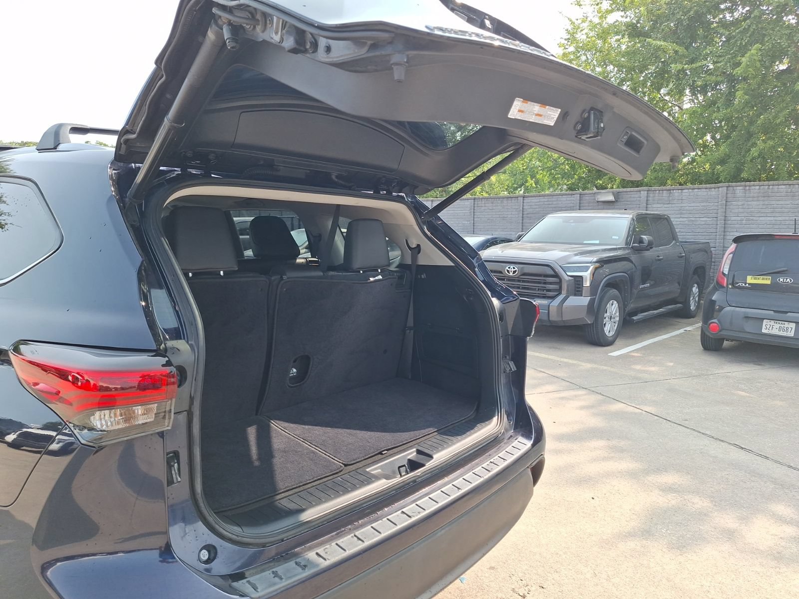 Used 2023 Toyota Highlander XLE FWD image 36