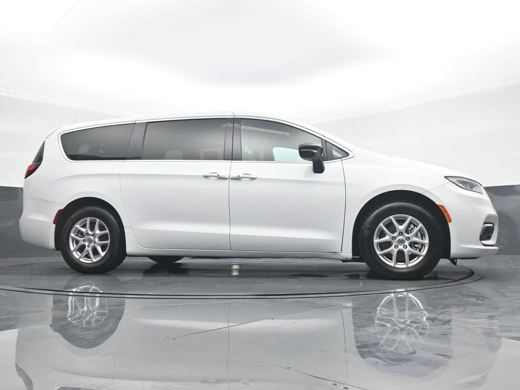 Used 2025 Chrysler Pacifica Select FWD image 31