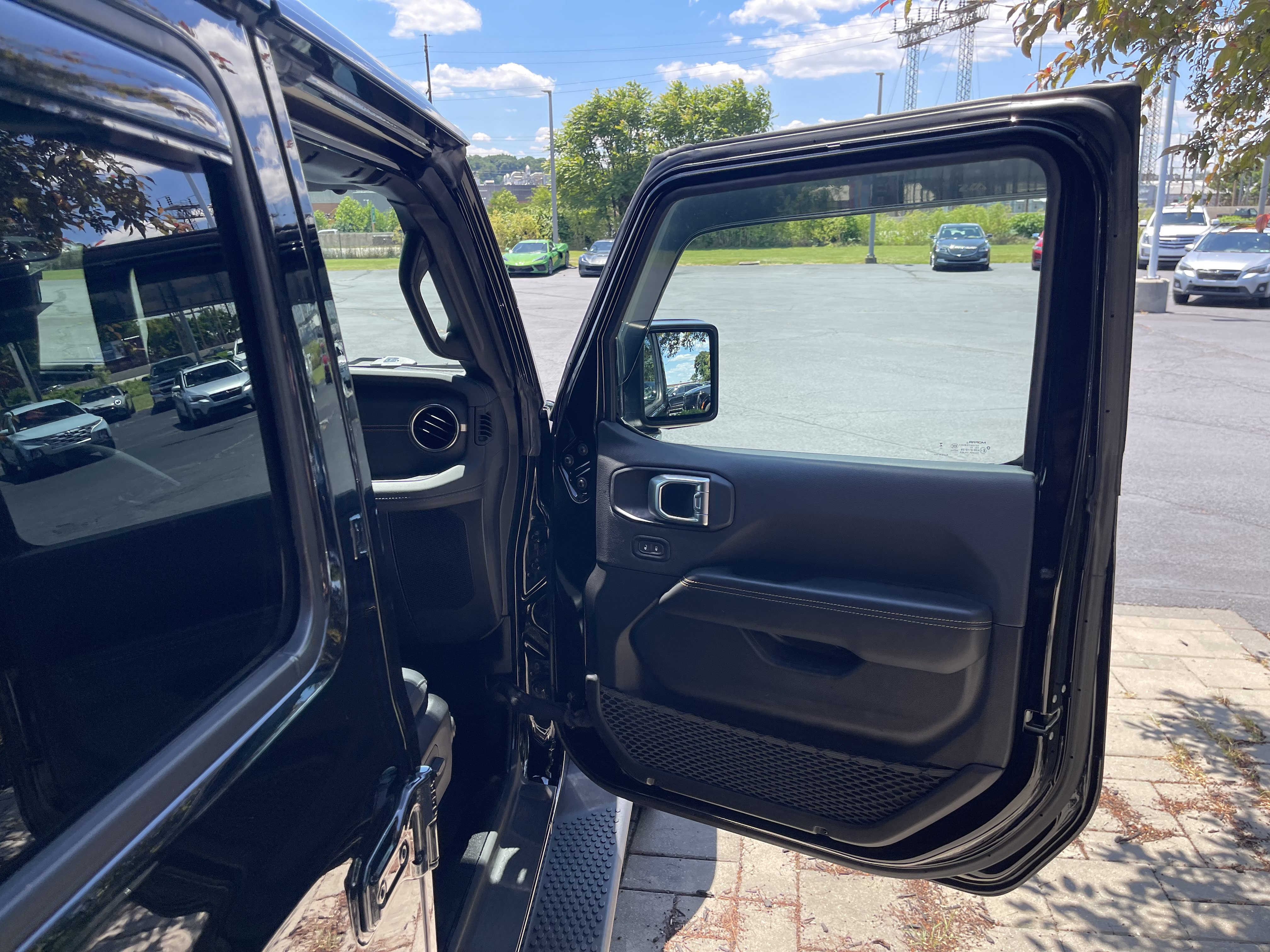 Used 2024 Jeep Wrangler Unlimited Sahara AWD/4WD image 18
