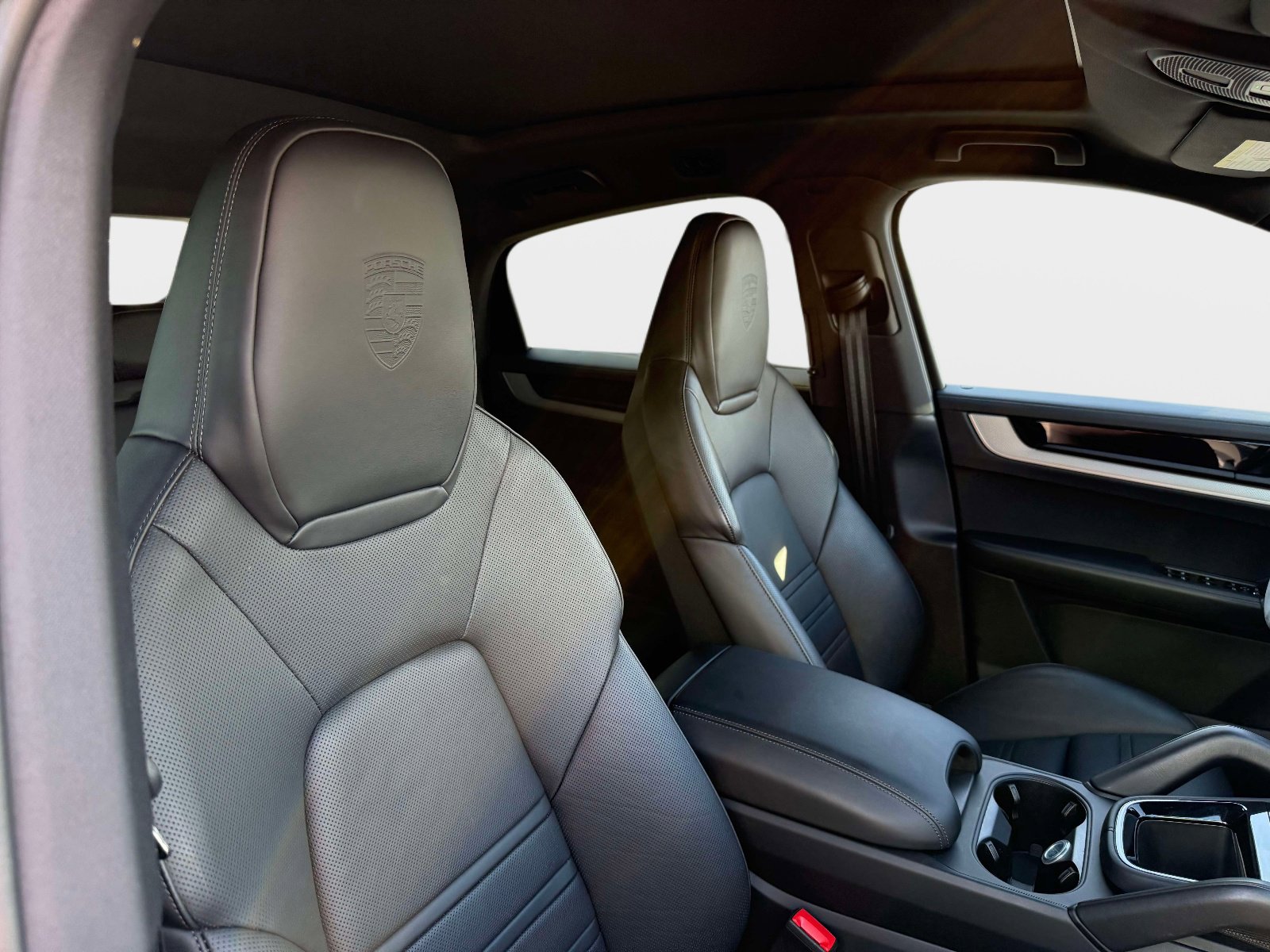 Used 2024 Porsche Cayenne Coupe image 34