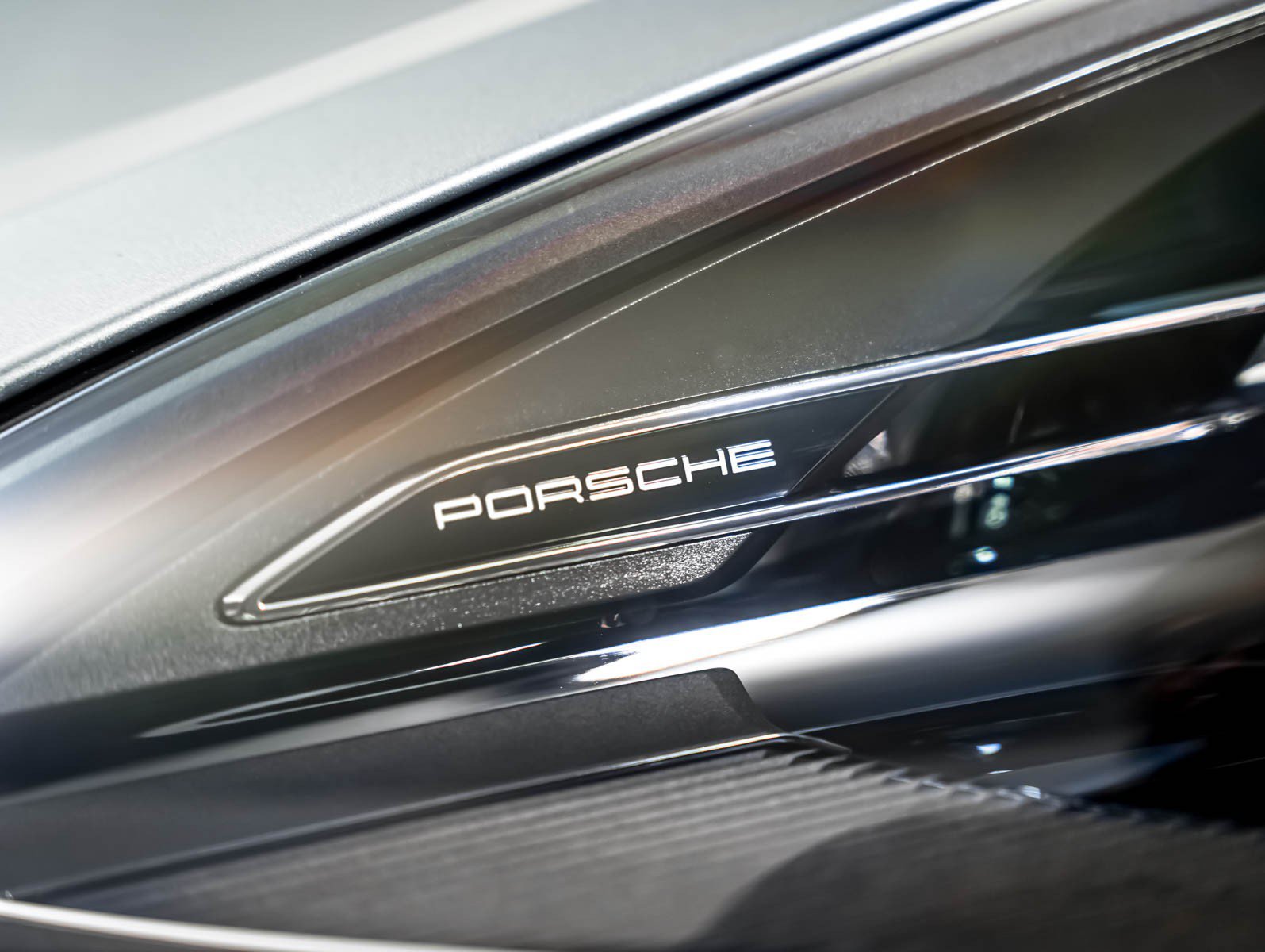 Certified 2023 Porsche Macan AWD/4WD image 31