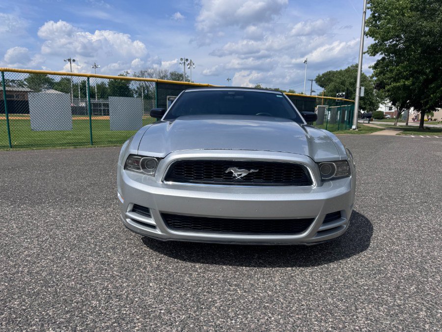 Used 2013 Ford Mustang Convertible RWD image 2