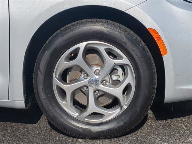 Certified 2024 Chrysler Pacifica Limited image 11