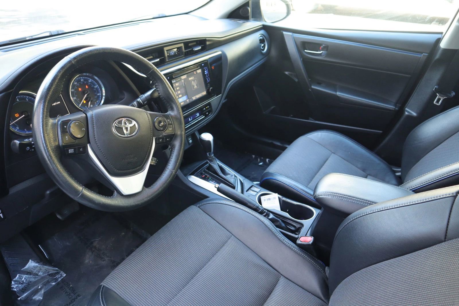 Used 2018 Toyota Corolla SE w/ SE Premium Package FWD image 13