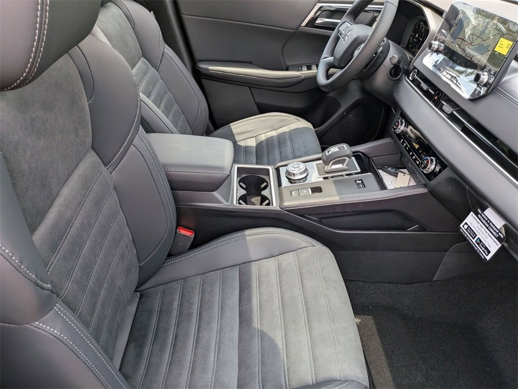 New 2025 Mitsubishi Outlander SE image 30