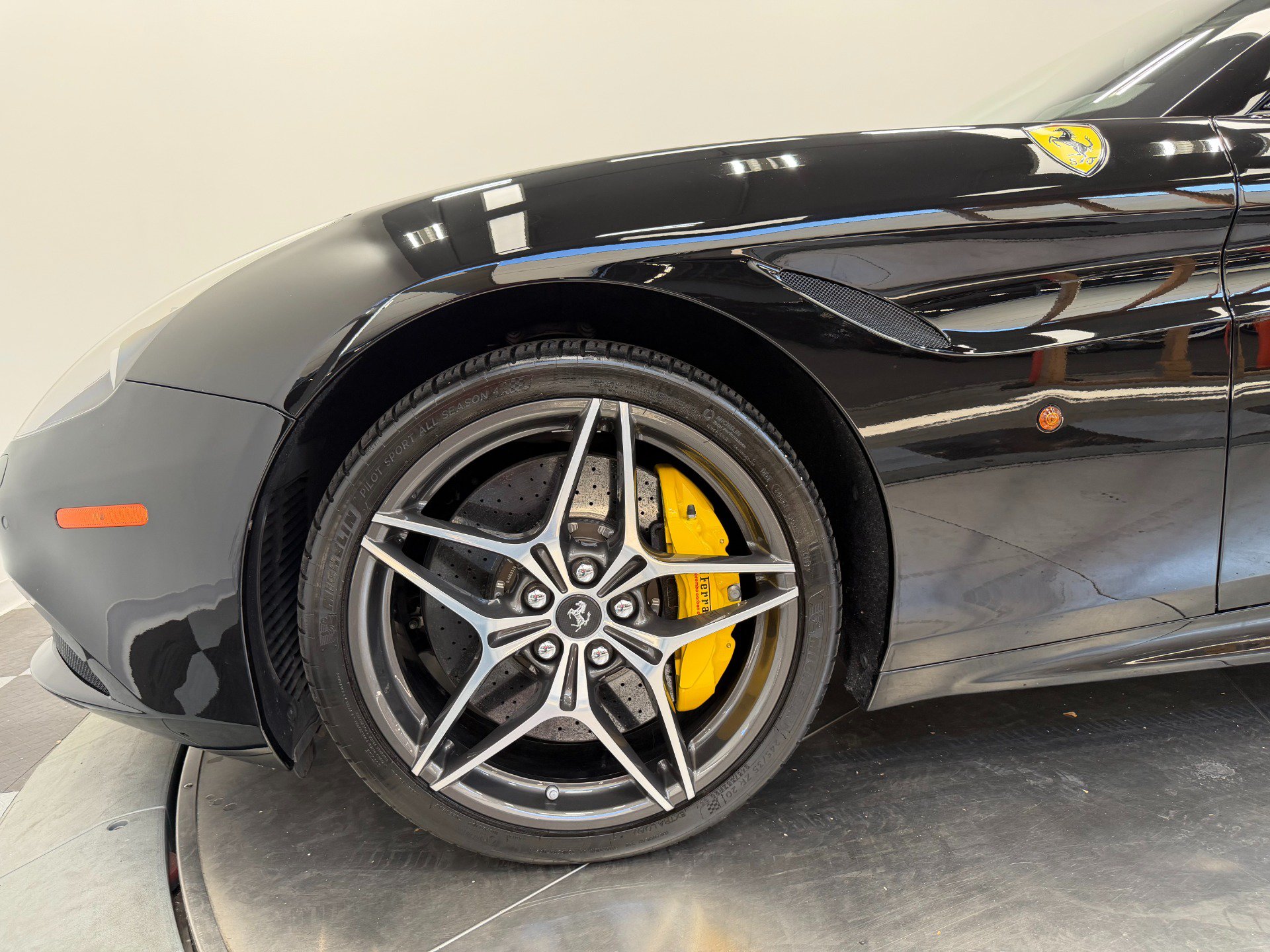 Used 2016 Ferrari California T RWD image 10