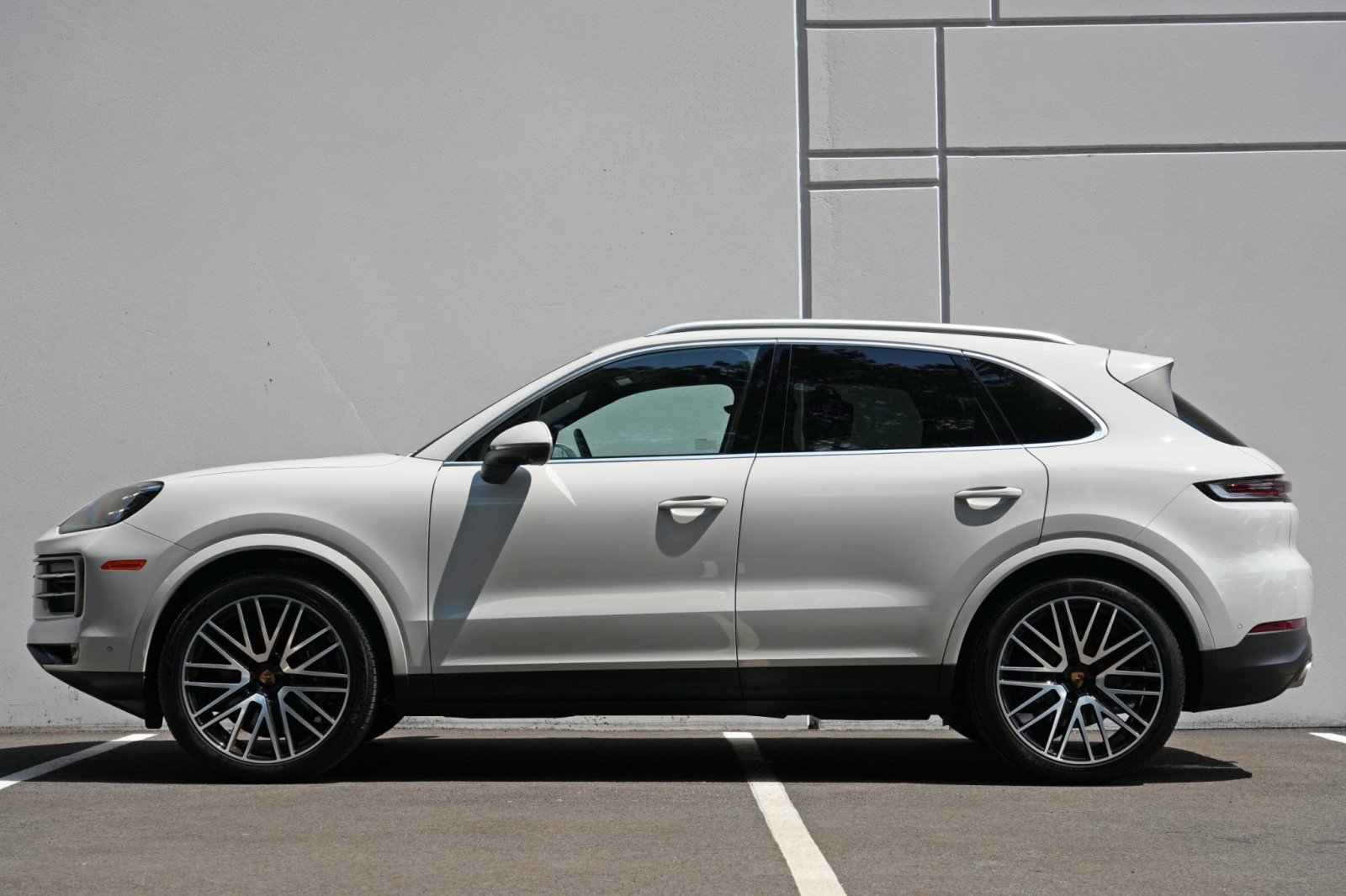 Used 2025 Porsche Cayenne w/ Premium Package Plus AWD/4WD image 9
