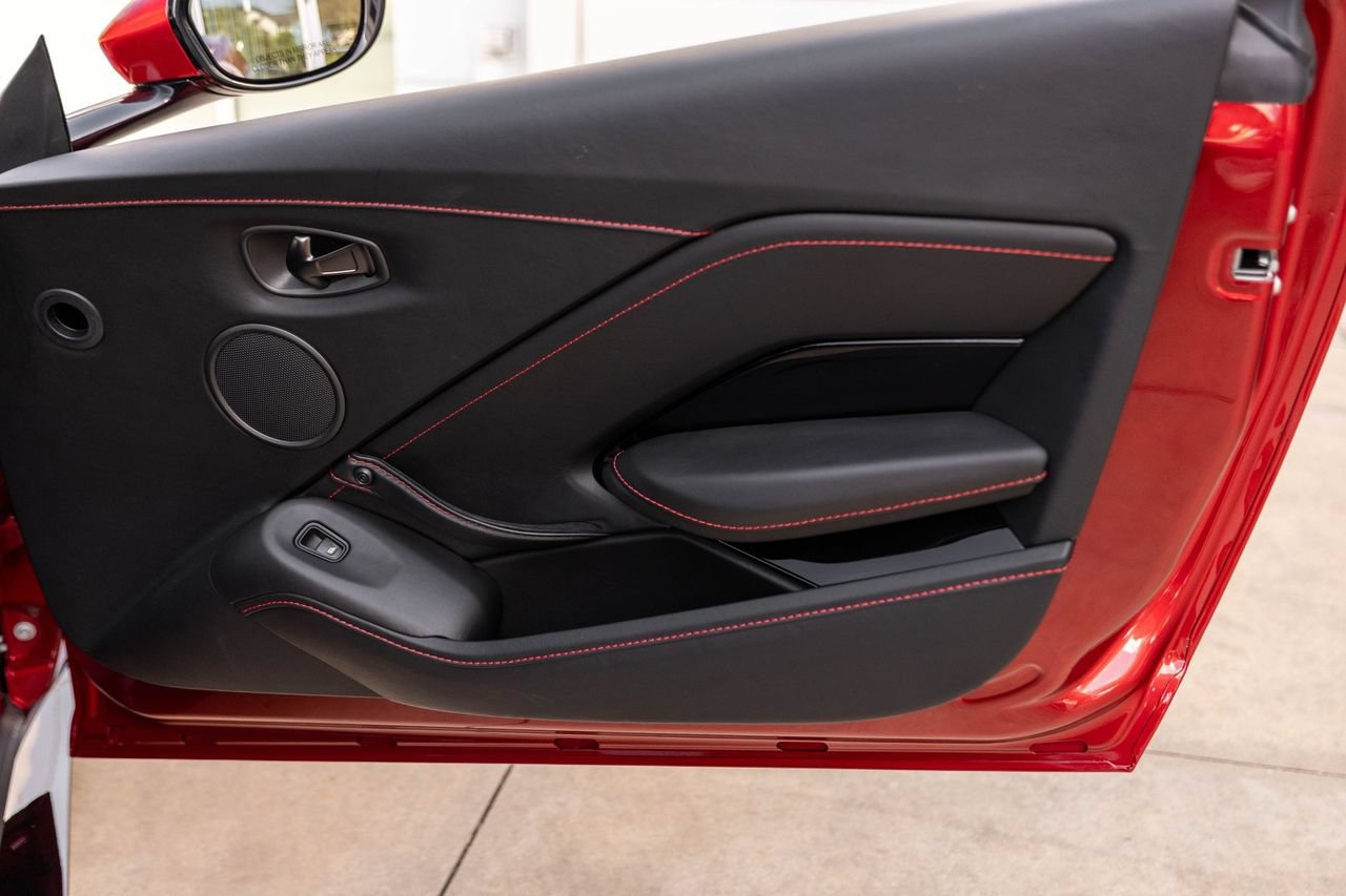 Used 2021 Aston Martin V8 Vantage Coupe RWD image 36