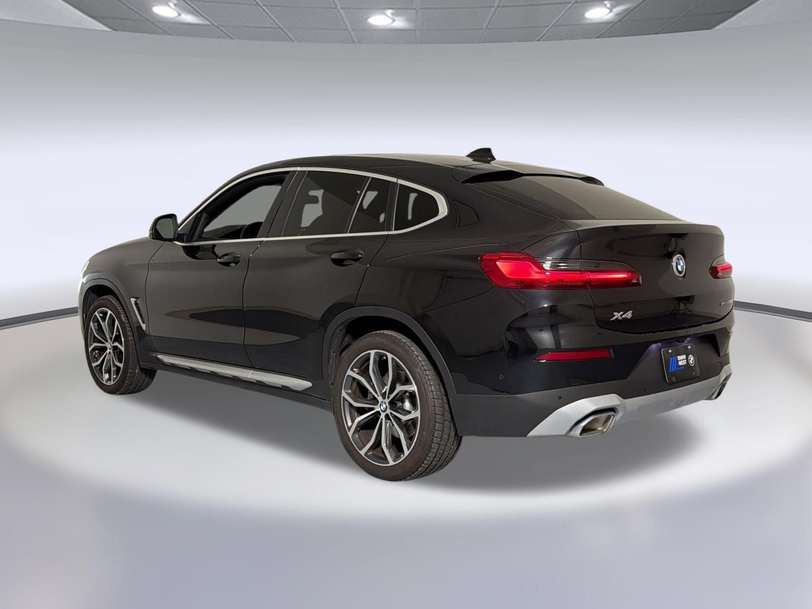 Used 2024 BMW X4 xDrive30i w/ Parking Assistance Package AWD/4WD image 3