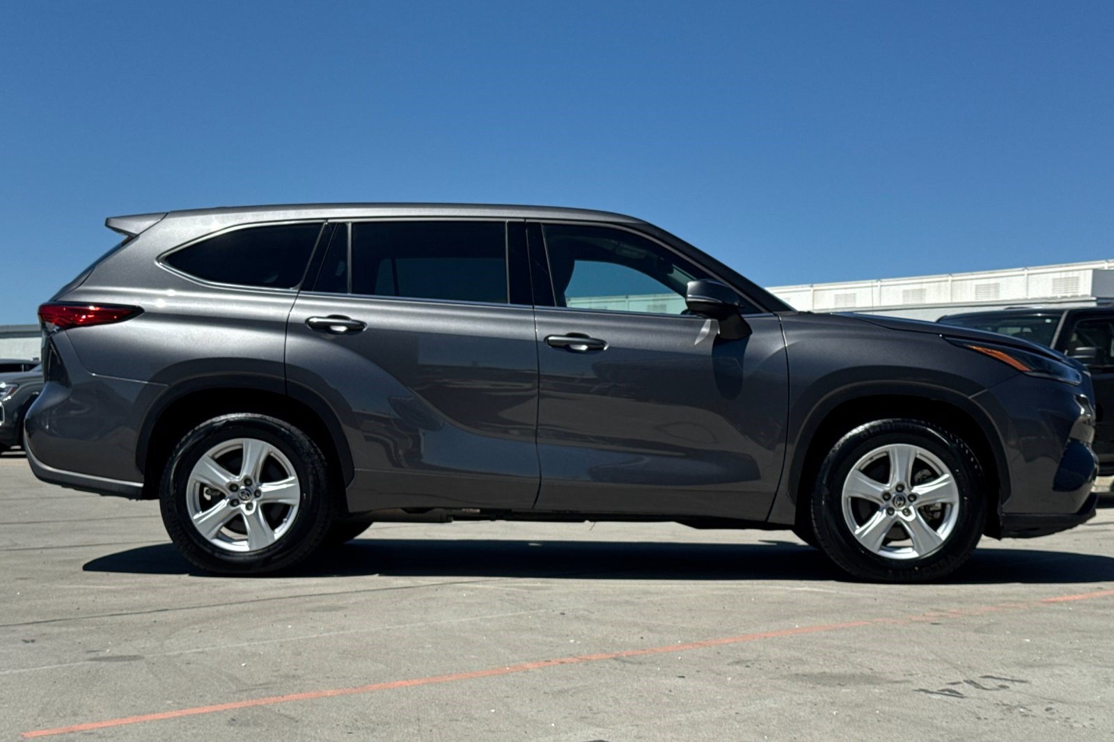 Used 2021 Toyota Highlander LE FWD image 8