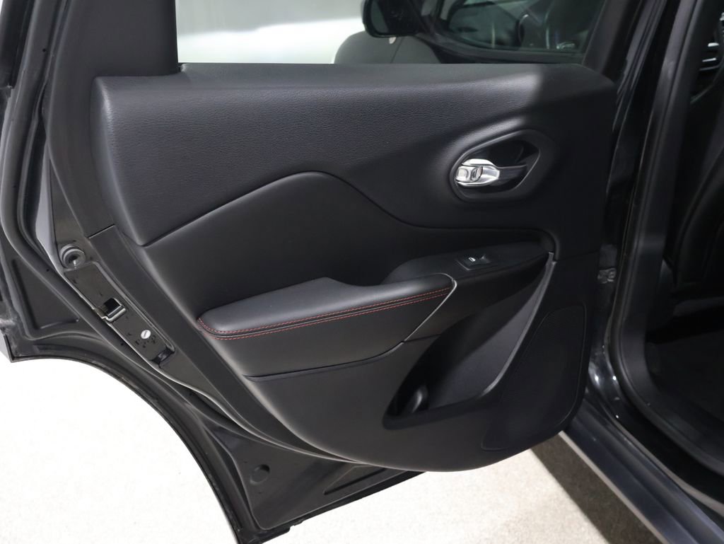 Used 2019 Jeep Cherokee Trailhawk w/ Cold Weather Group image 19