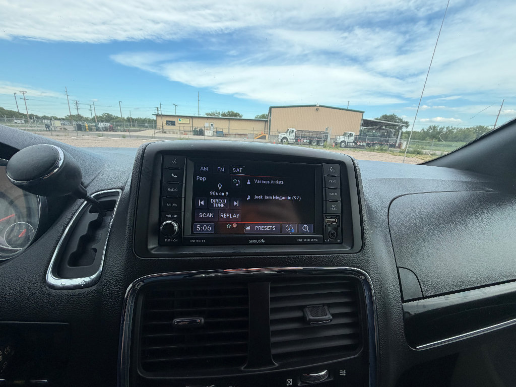 Used 2018 Dodge Grand Caravan SXT FWD image 16