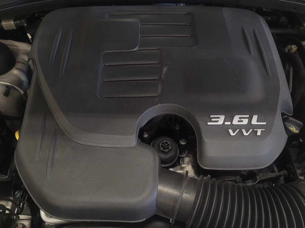Used 2016 Chrysler 300 C image 30