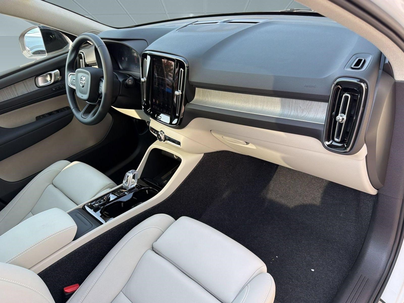 New 2026 Volvo XC40 B5 Plus w/ Protection Package Premier AWD/4WD image 31