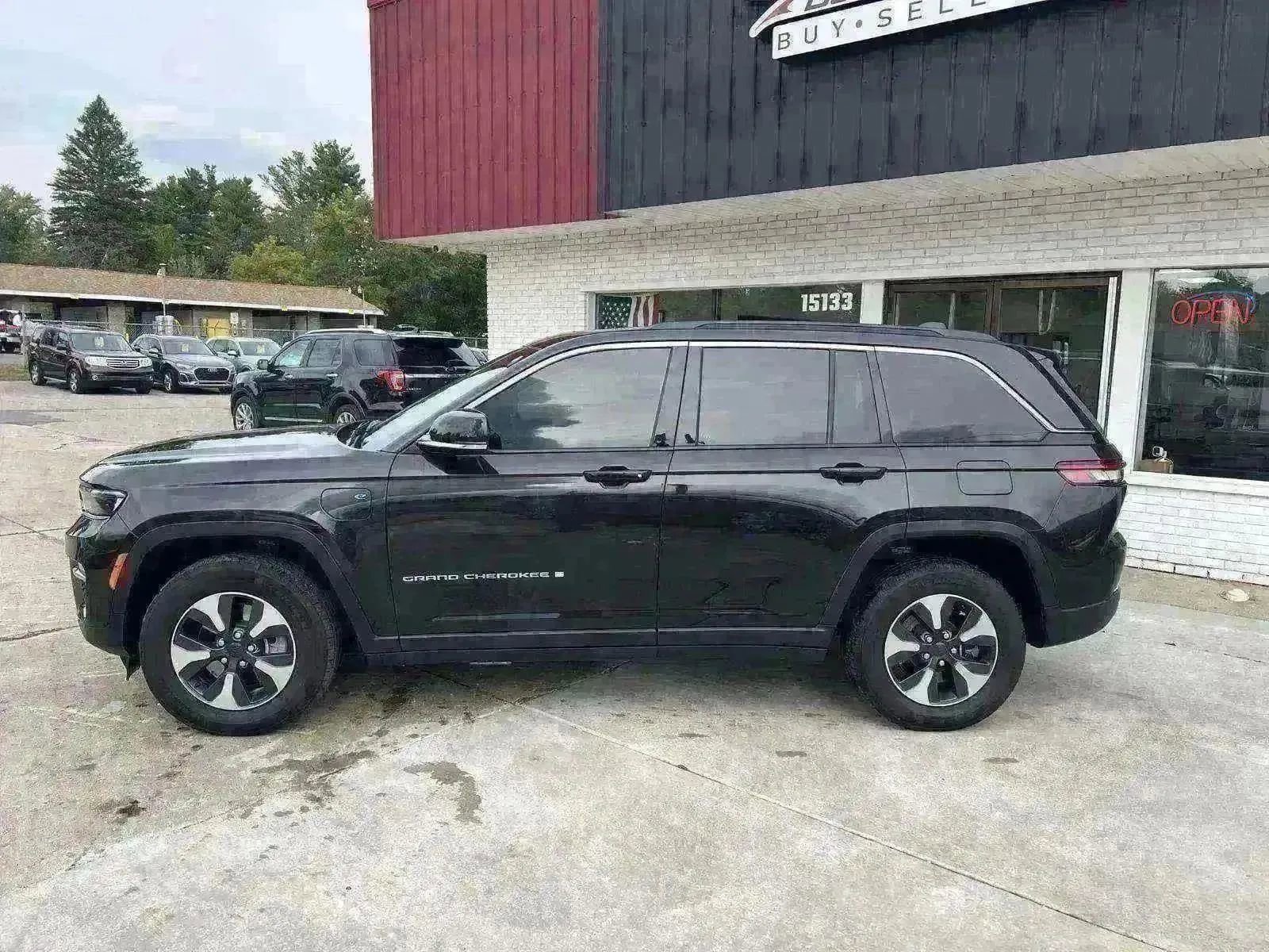 Used 2024 Jeep Grand Cherokee Limited 4xe image 3