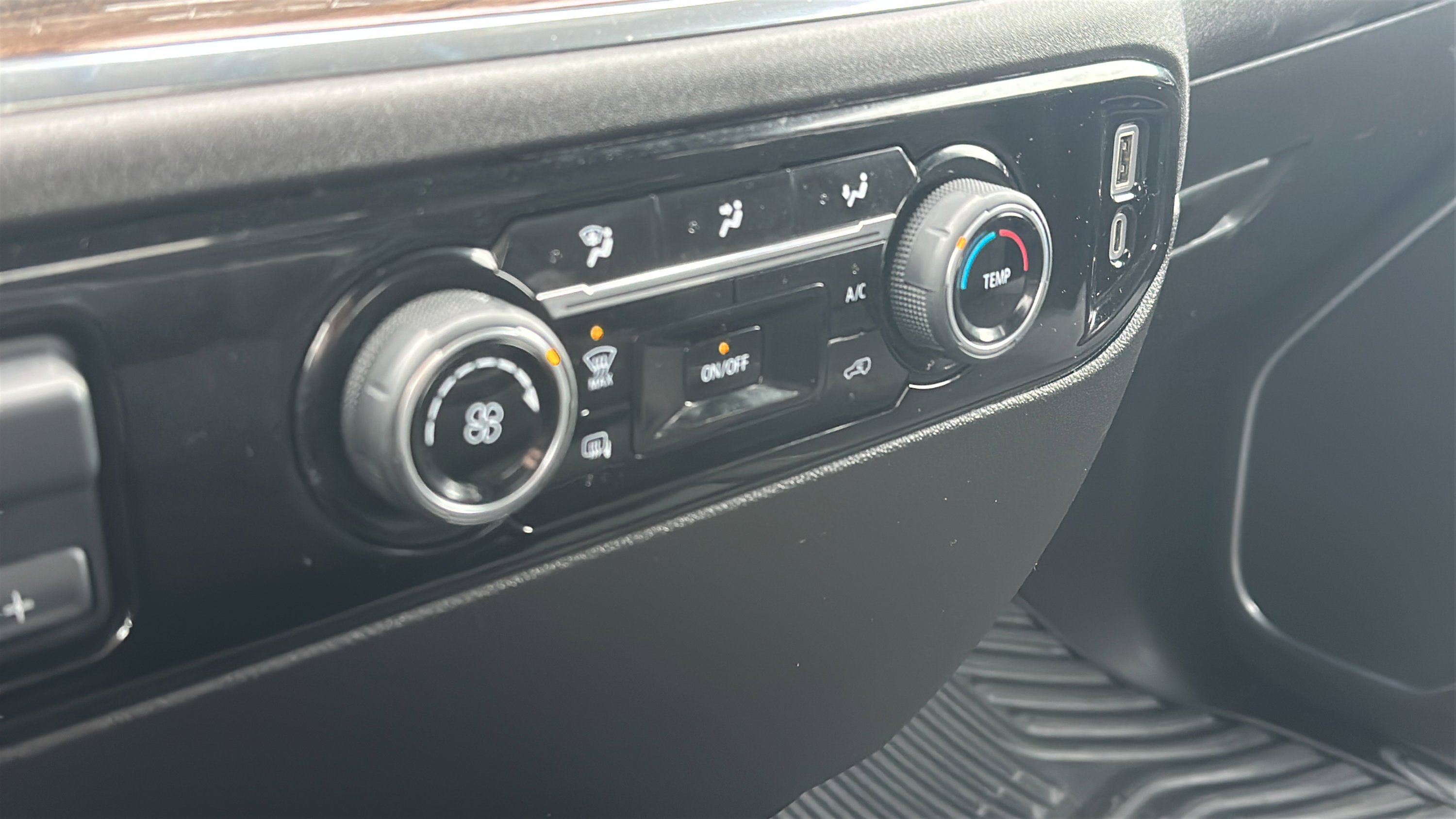 Used 2024 Chevrolet Silverado 2500 LT image 29