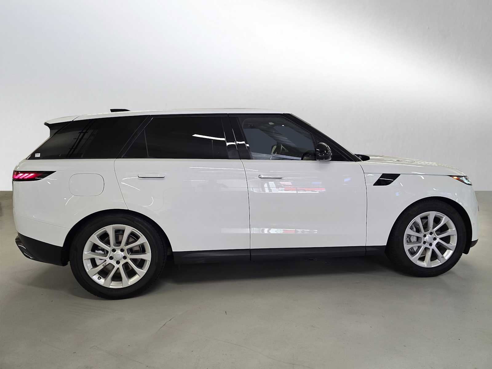 Used 2025 Land Rover Range Rover Sport SE AWD/4WD image 6