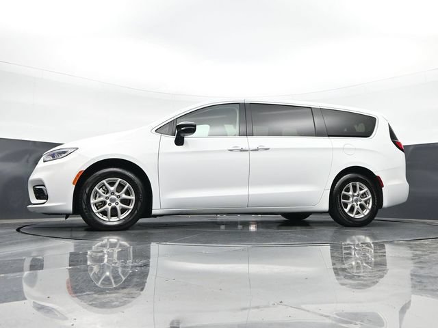Used 2024 Chrysler Pacifica Touring-L FWD image 45