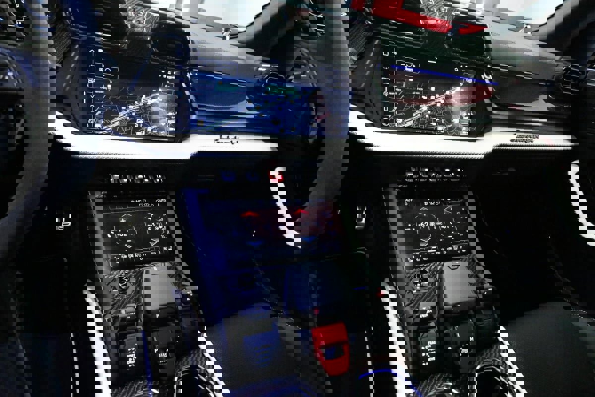 Used 2025 Lamborghini Urus SE image 28