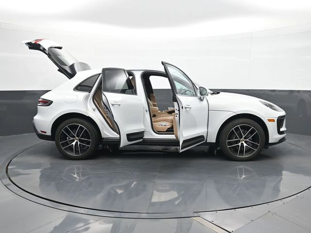 Certified 2023 Porsche Macan AWD/4WD image 34
