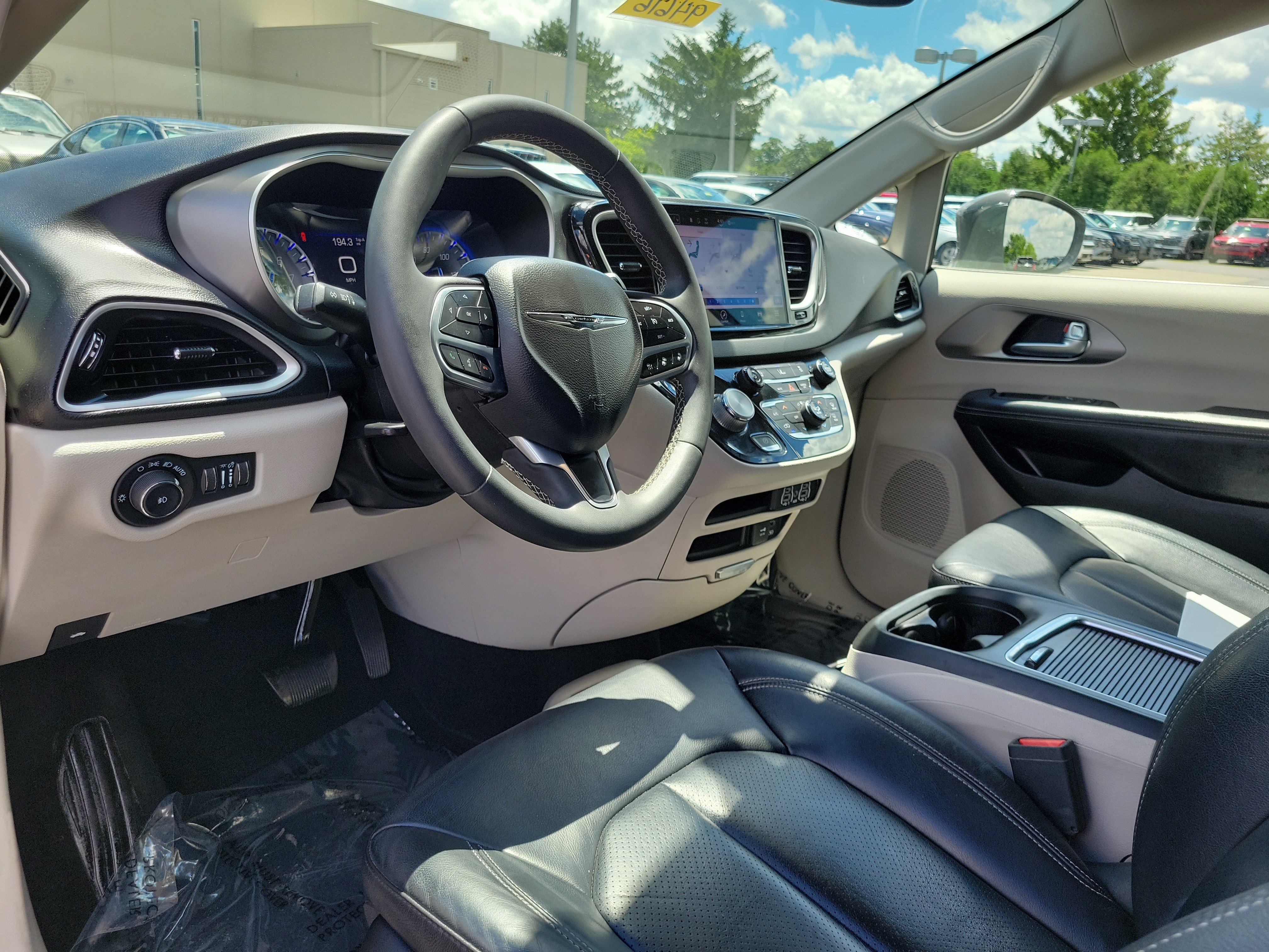 Used 2022 Chrysler Pacifica Touring-L FWD image 19