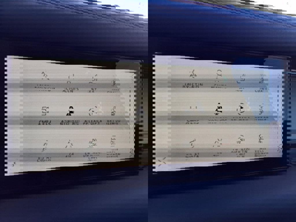 Used 2021 Land Rover Defender 90 First Edition image 7