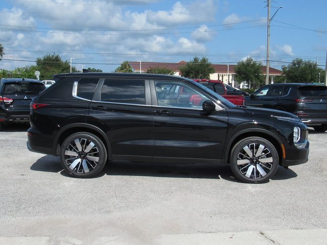 New 2025 Mitsubishi Outlander SE image 2