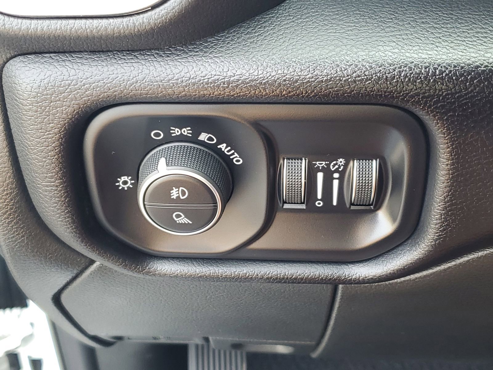 Used 2024 RAM 2500 Laramie w/ Safety Group image 32