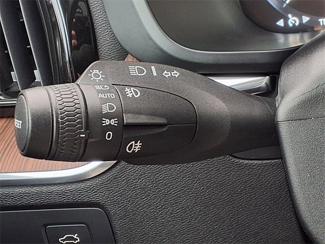 Used 2019 Volvo XC60 T5 Momentum w/ Multimedia Package image 12